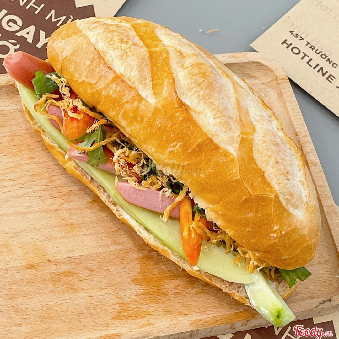 banh-mi-xuc-xich-nuoc-giai-khat