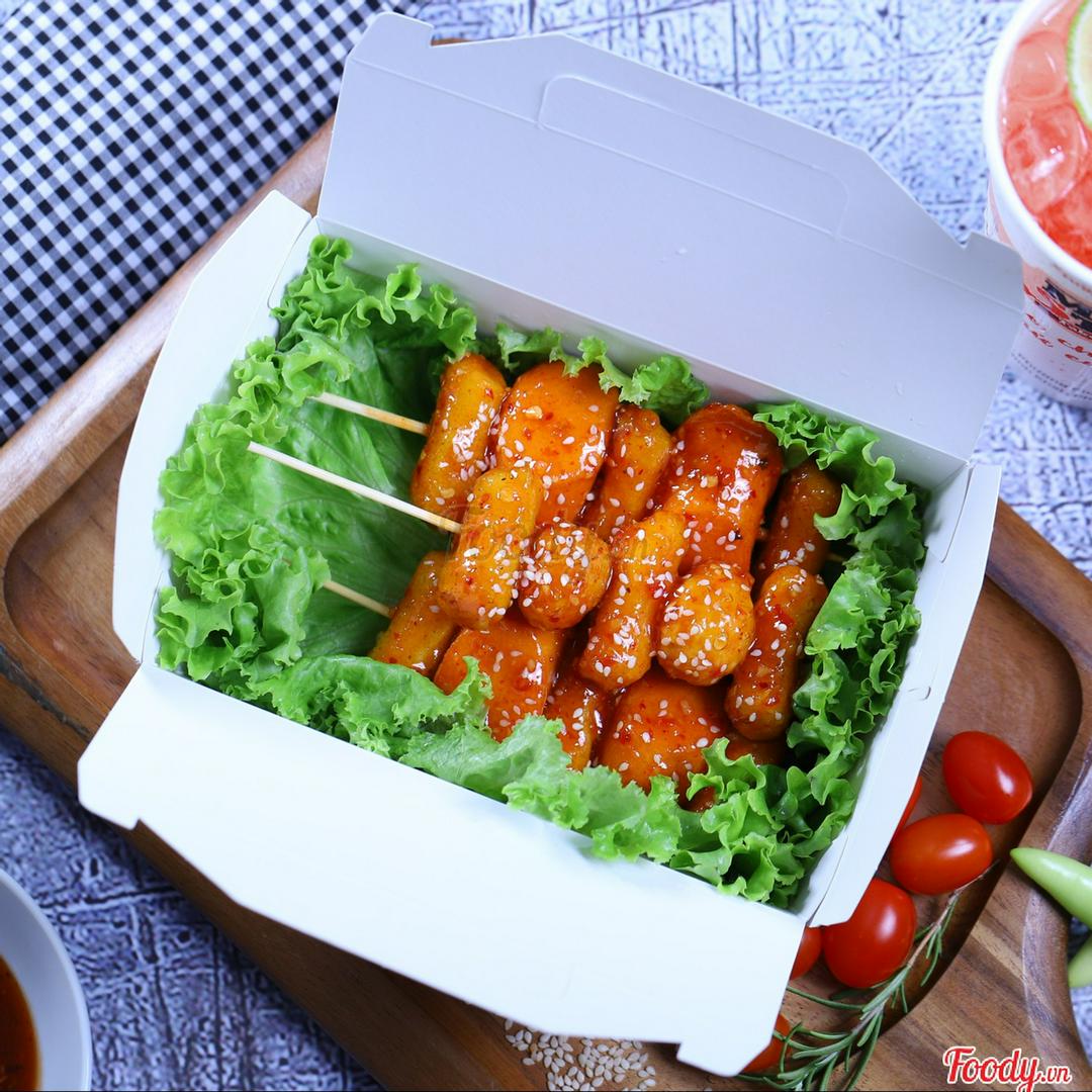 tokpoki-xuc-xich-xien-que-cay