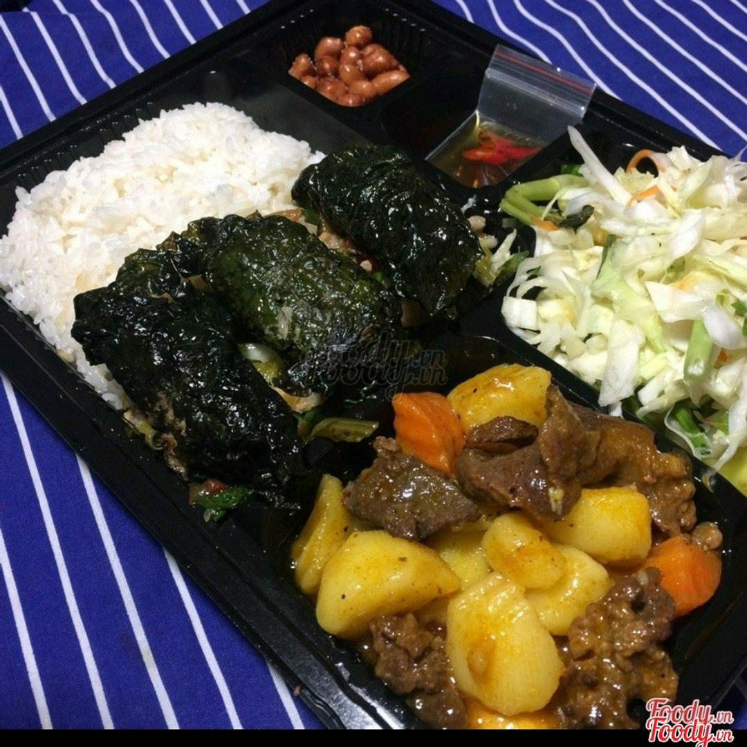 com-bo-ham-khoai-tay-va-cha-cuon-la-lot