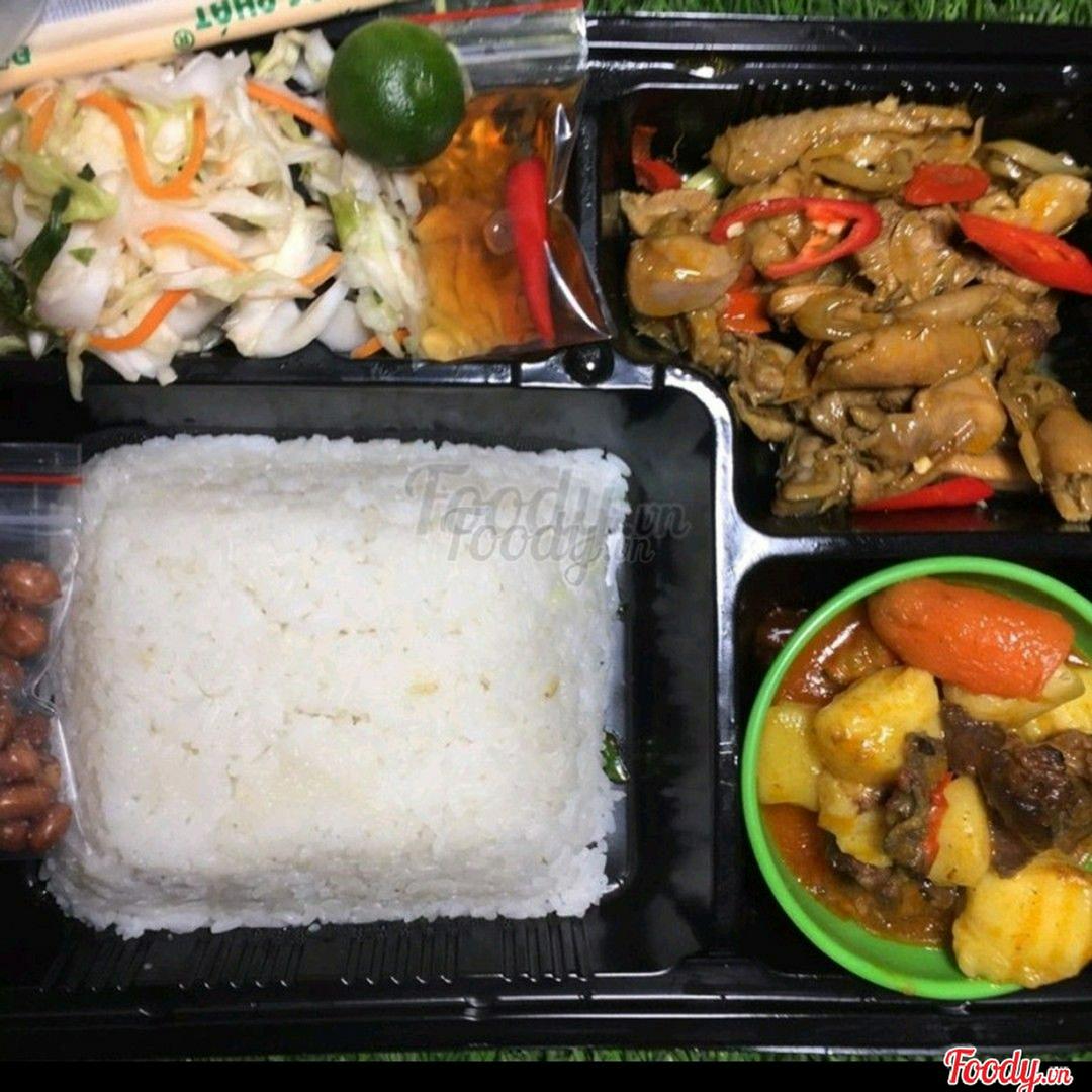 bo-ham-khoai-tay-va-ga-xao-sa-ot