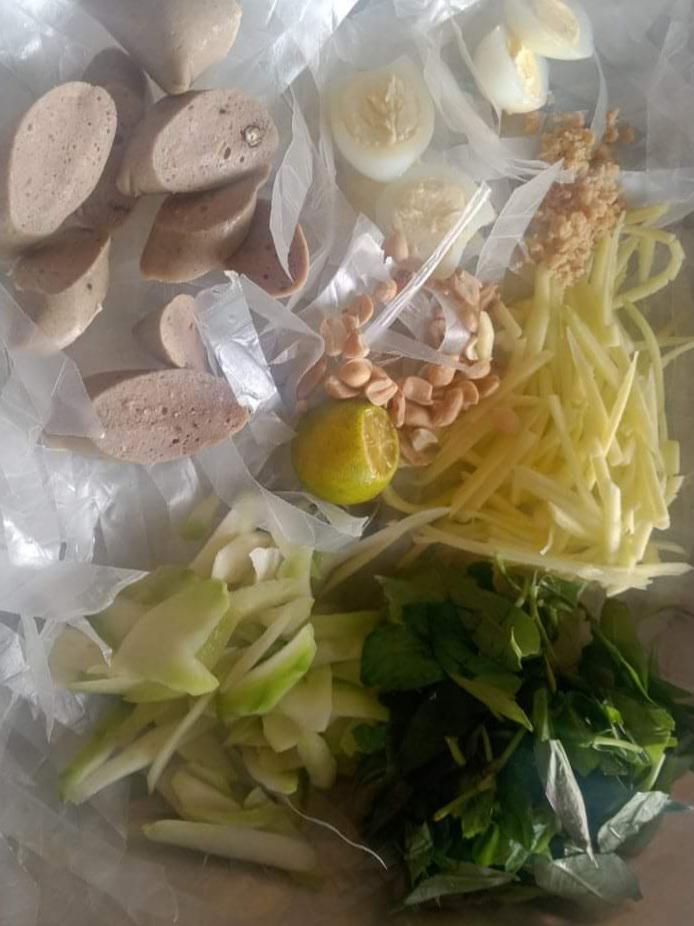 banh-trang-tron-cha-bo-trung