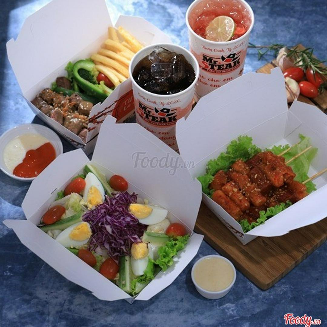 bo-khoai-tay-sot-tieu-xanh-xuc-xich-xien-que-salad-trung-coca-soda-dau