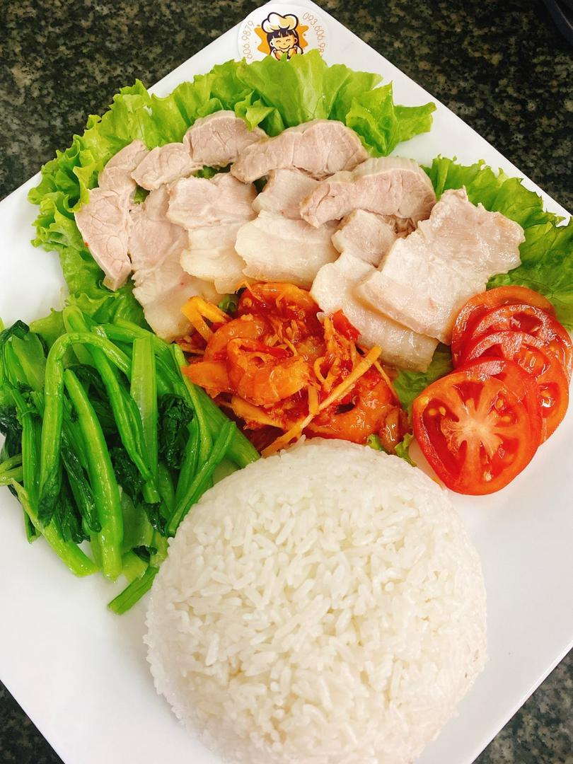 com-tom-chua-thit-luoc-trung-op-la-che-duong-nhan