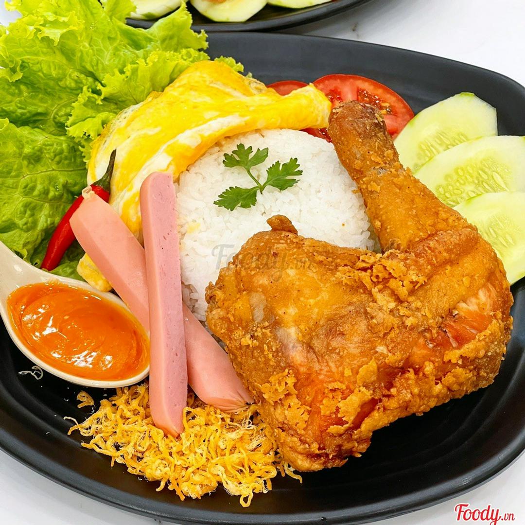 com-ga-sot-xi-muoi-ac-biet-ui-ga-goc-tu-trung-xuc-xich