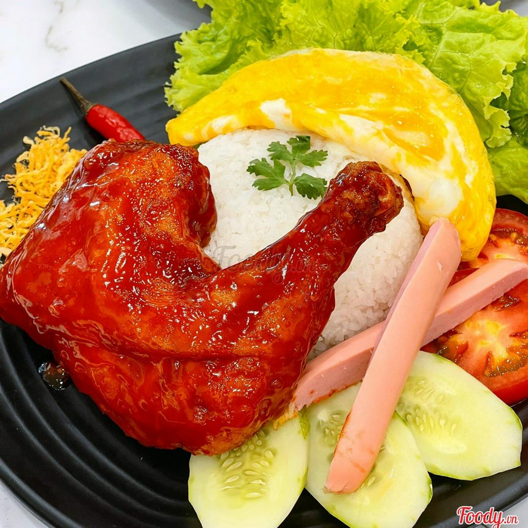 com-ga-sot-cay-han-ac-biet-ui-ga-goc-tu-trung-xuc-xich