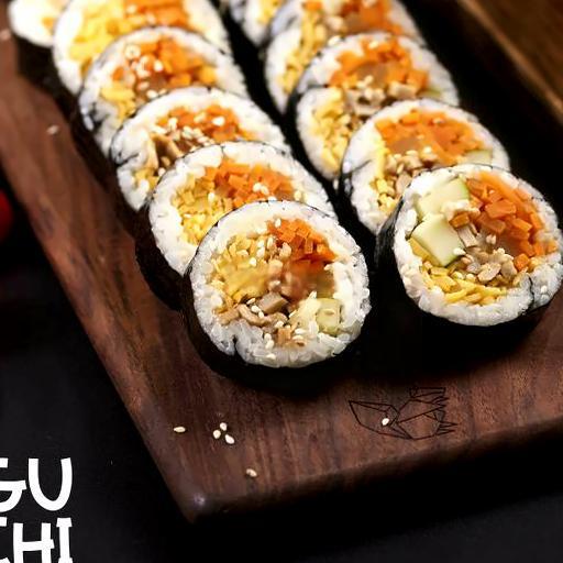 kimbap-mix-cu-cai-vang-va-xuc-xich-nuong