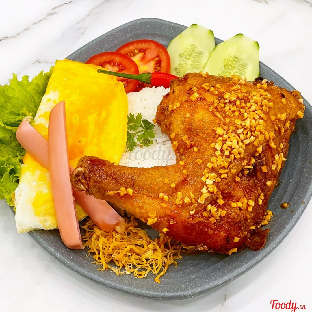 com-ga-sot-mam-toi-ac-biet-ui-ga-goc-tu-trung-xuc-xich