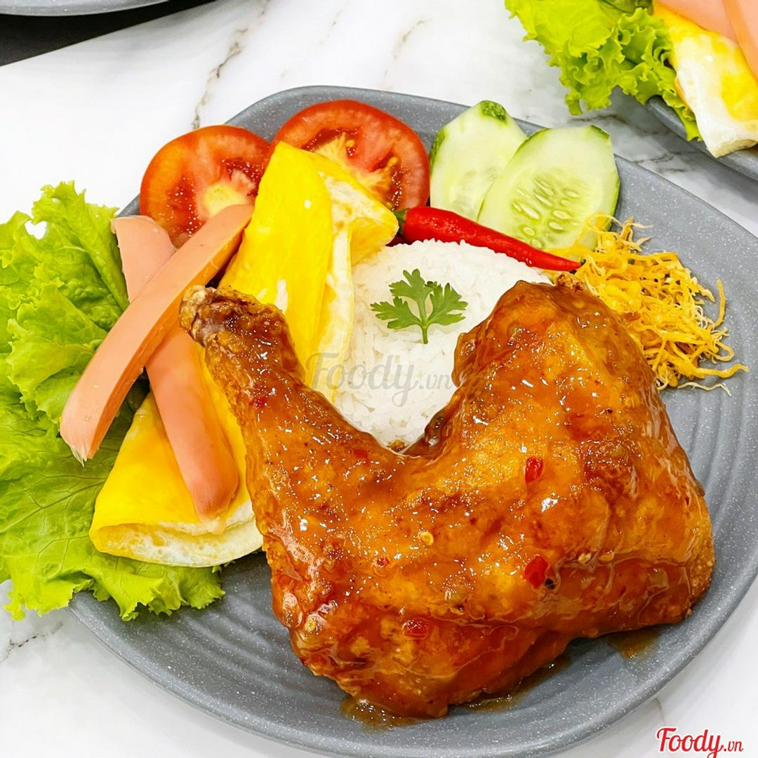 com-ga-sot-me-ac-biet-ui-ga-goc-tu-trung-xuc-xich