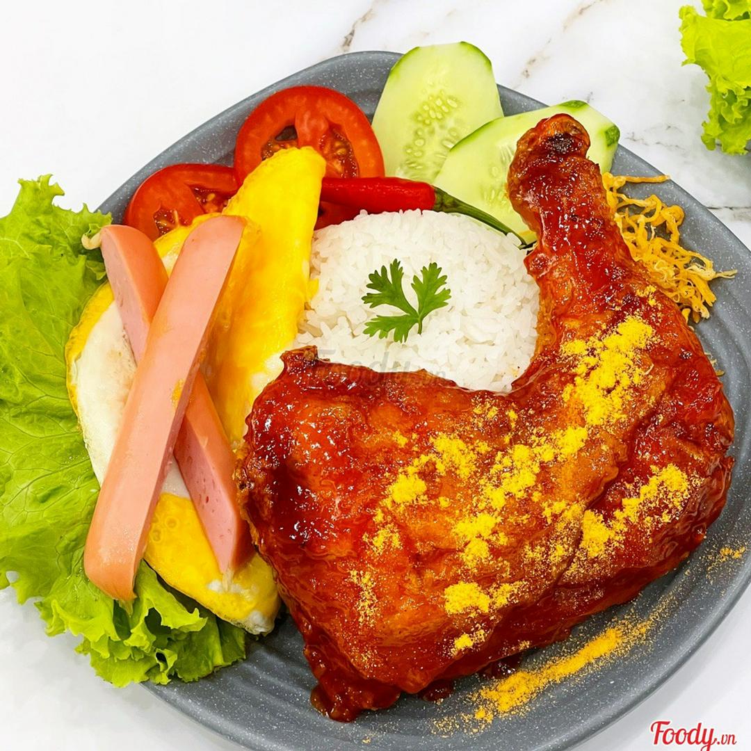 com-ga-sot-bbq-ac-biet-ui-ga-goc-tu-trung-xuc-xich