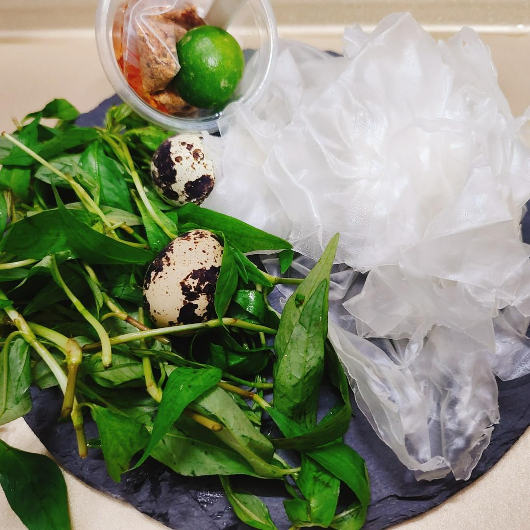 banh-deo-cham-sot-co-mi-an-kem-rau-ram-trung-cut