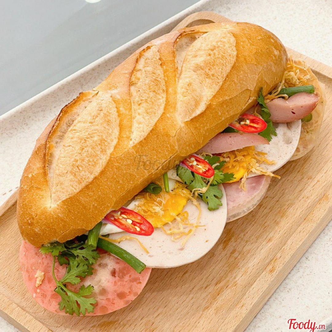 banh-mi-ac-biet-nhieu-cha-co-trung-xuc-xich