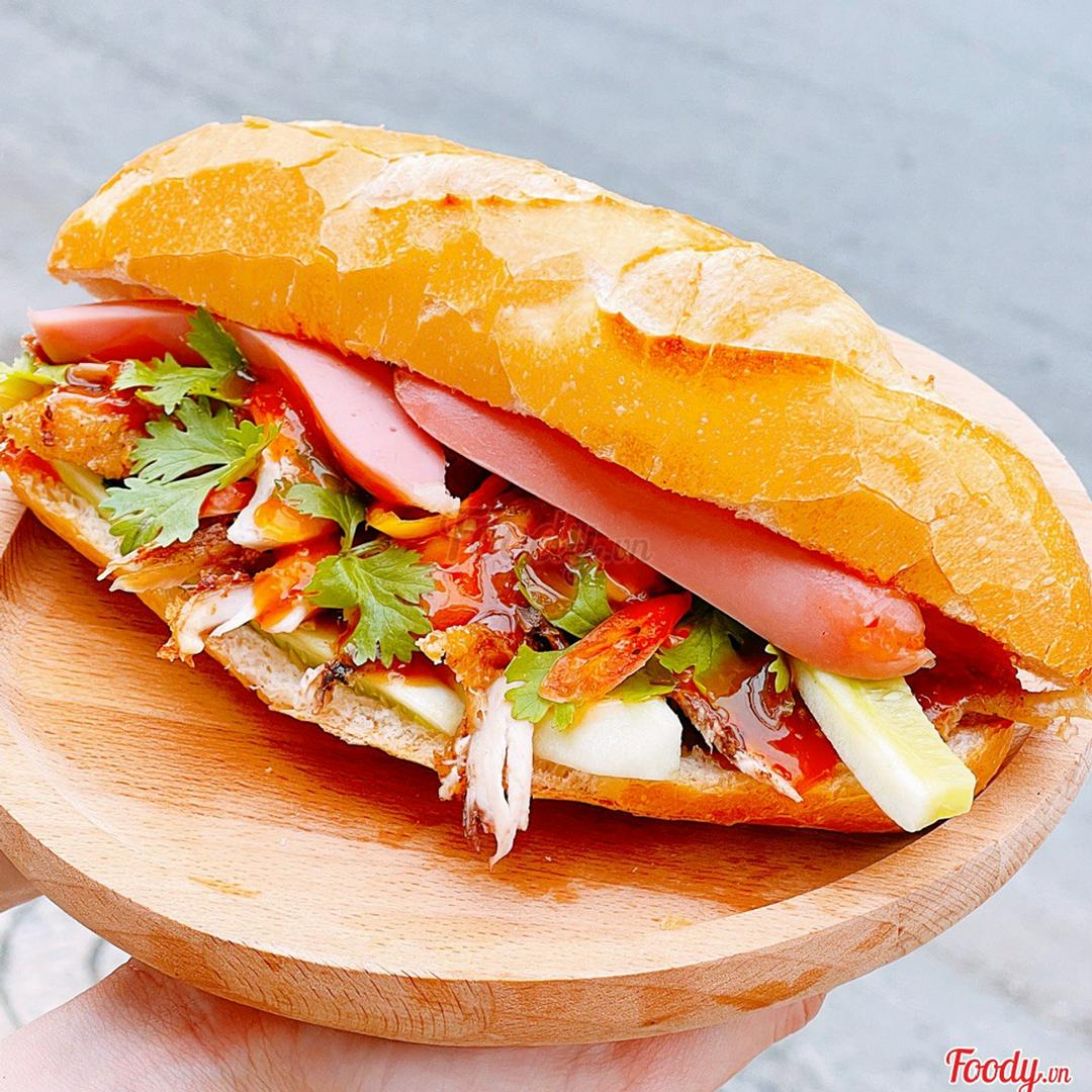 banh-mi-ga-xi-muoi-xuc-xich
