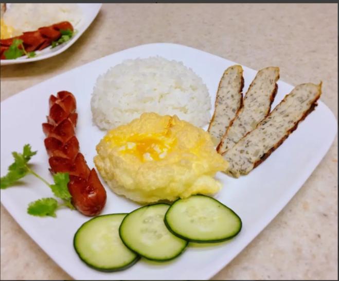 com-xuc-xich-cha-gio-trung-op