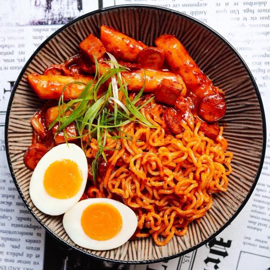 mi-ramen-tokbokki-banh-gao-trung-ao