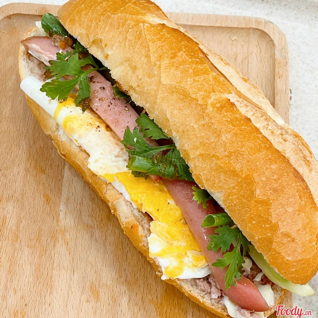 banh-mi-trung-xuc-xich
