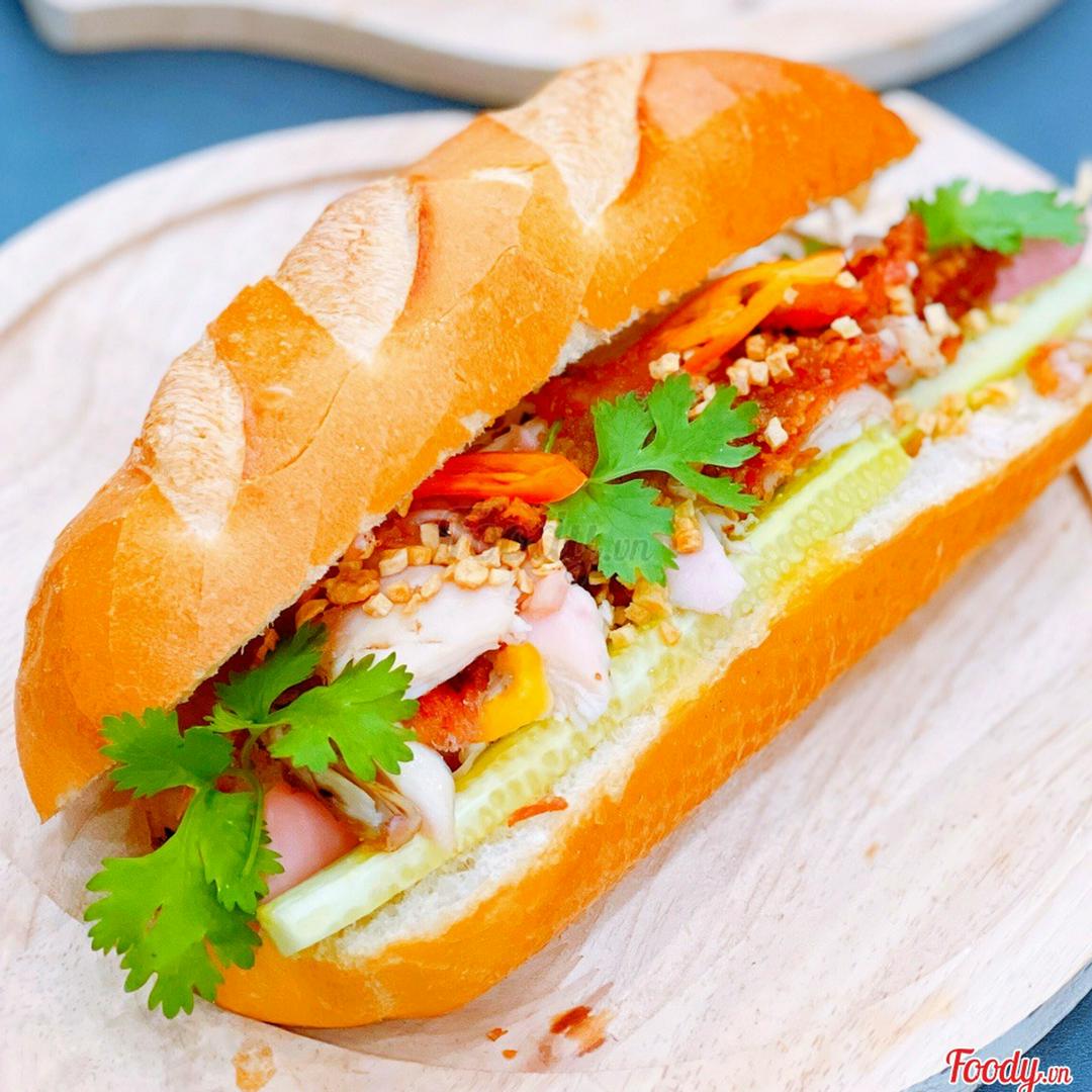 banh-mi-ga-mam-toi-xuc-xich