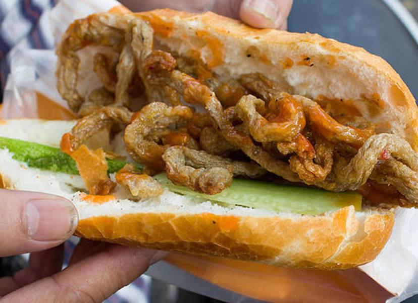 banh-mi-cha-ca-op-la