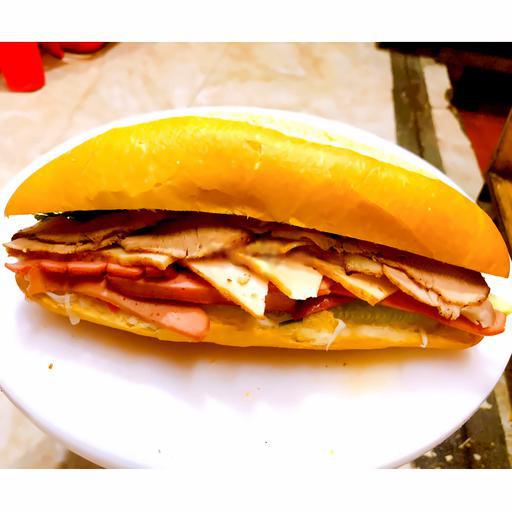 banh-mi-cha-thit-quay-xuc-xich