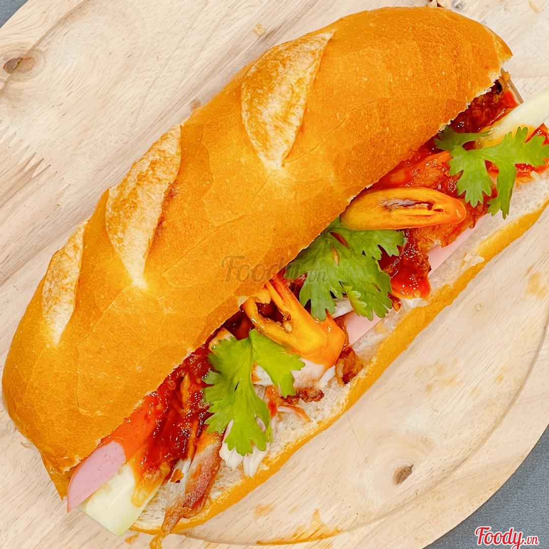 banh-mi-ga-cay-han-xuc-xich