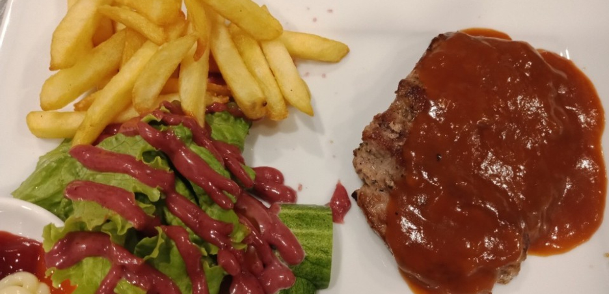 quan-an-mon-au-titi-beefsteak-cao-ba-nha