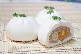 banh-bao-2-trung-cut-hap-nong