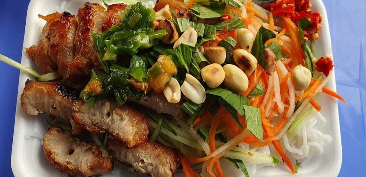 quan-47-bun-thit-nuong-mi-tron-pham-van-ong