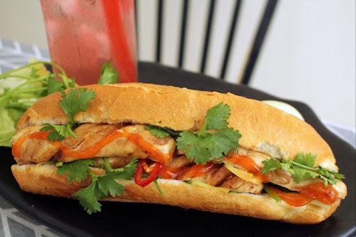 banh-mi-xuc-xich-op-la
