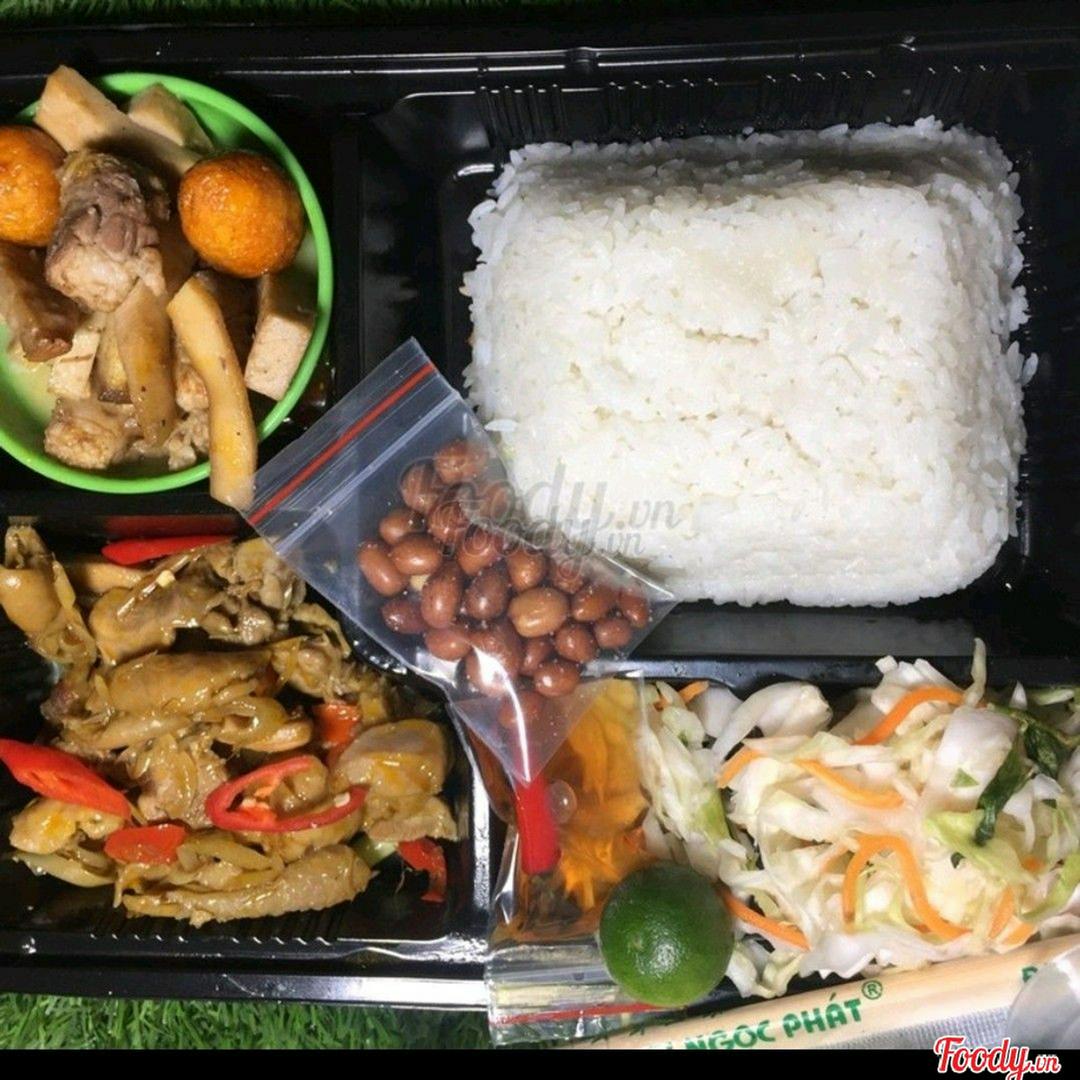 thit-kho-trung-cut-va-ga-xao-sa-ot