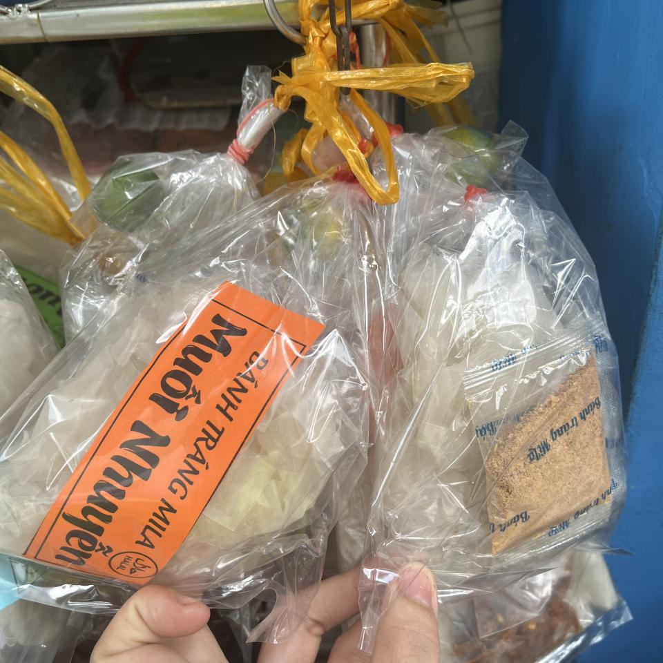 banh-trang-muoi-nhuyen-phoi-suong