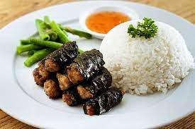 com-thit-cuon-la-lot-ga-rang-gung-rau-xao