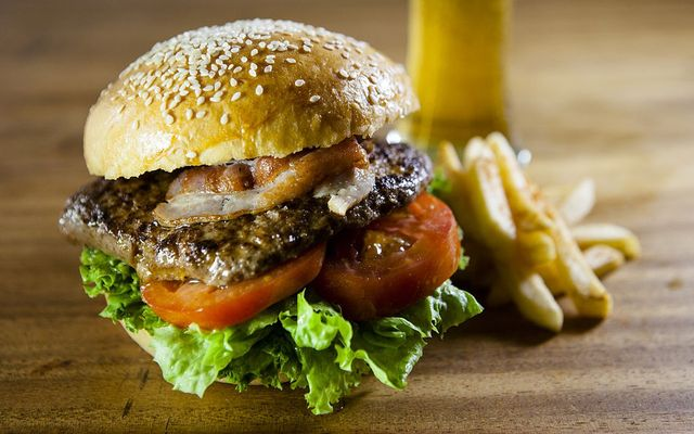 khoi-chieu-buger-com-ca-ri-banh-bao-kep-ba-vi