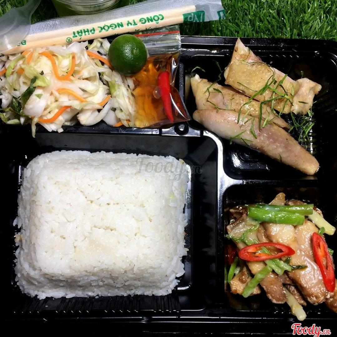 ga-xao-va-ba-chi-rang-chay-canh