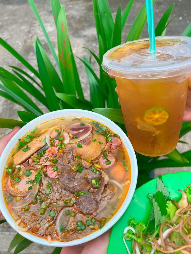 Bún bò Huế đầy đủ