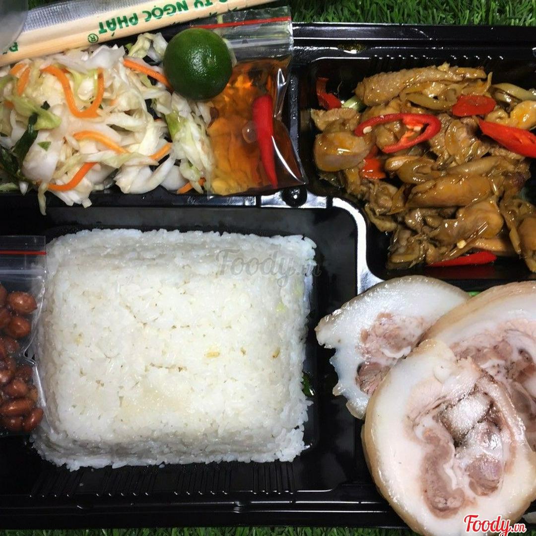 thit-luoc-va-ga-xao-sa-ot