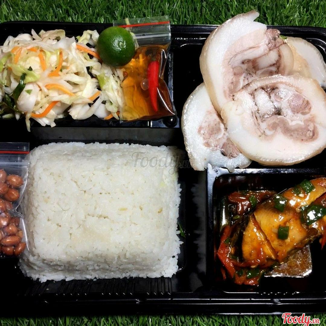 ca-sot-ca-chua-hoac-ca-kho-va-thit-luoc