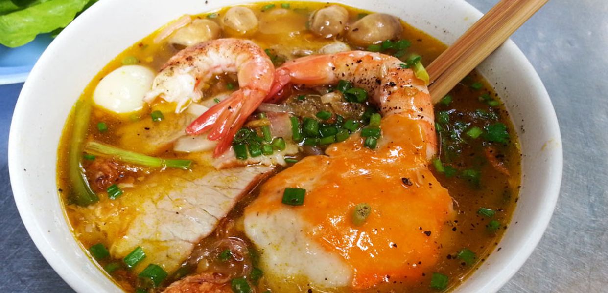 ngoc-sang-banh-canh-cua-ghe-lac-long-quan