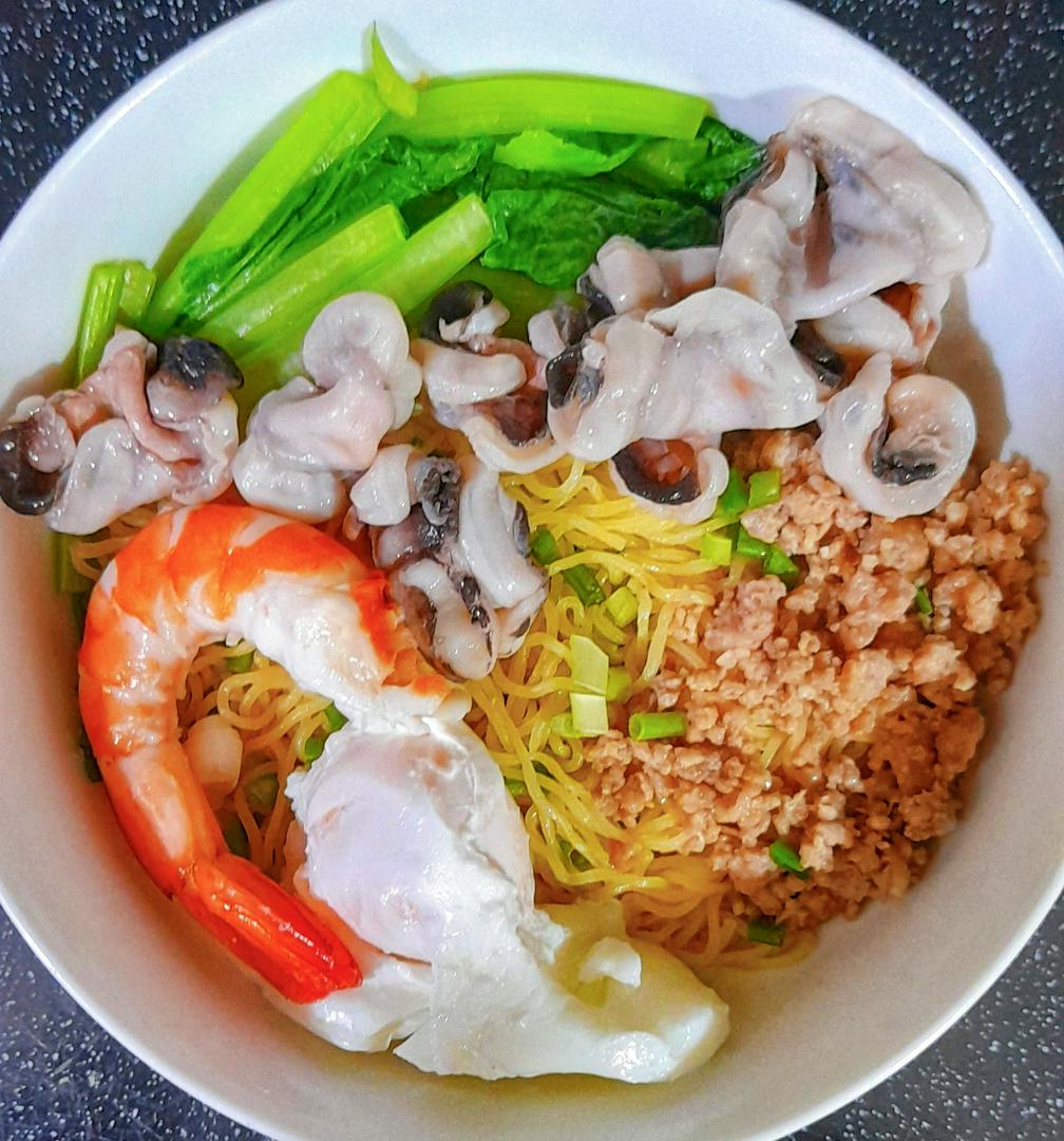 mi-2-vat-trung-chan-thit-bam-tom-muc