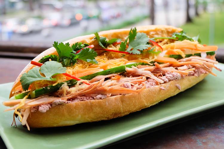 banh-mi-pate-xuc-xich-bo-kho