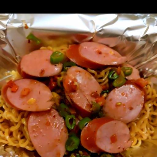 mi-indomie-tron-xuc-xich