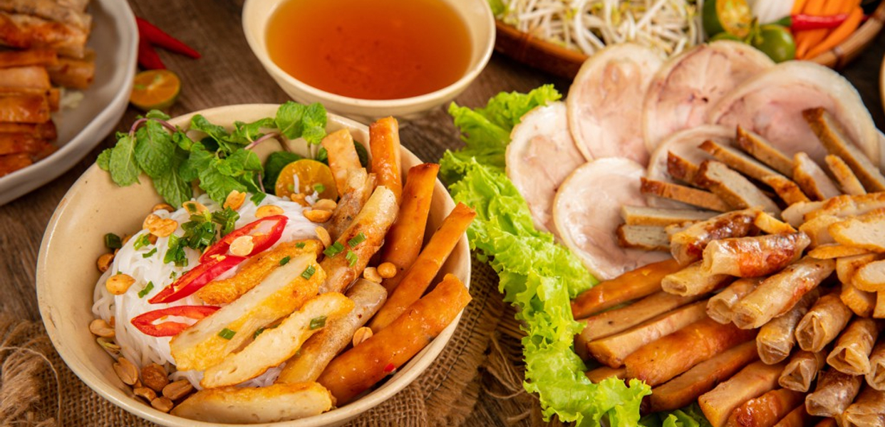 sai-gon-cuon-banh-trang-thit-luoc-an-uong-nguyen-hue