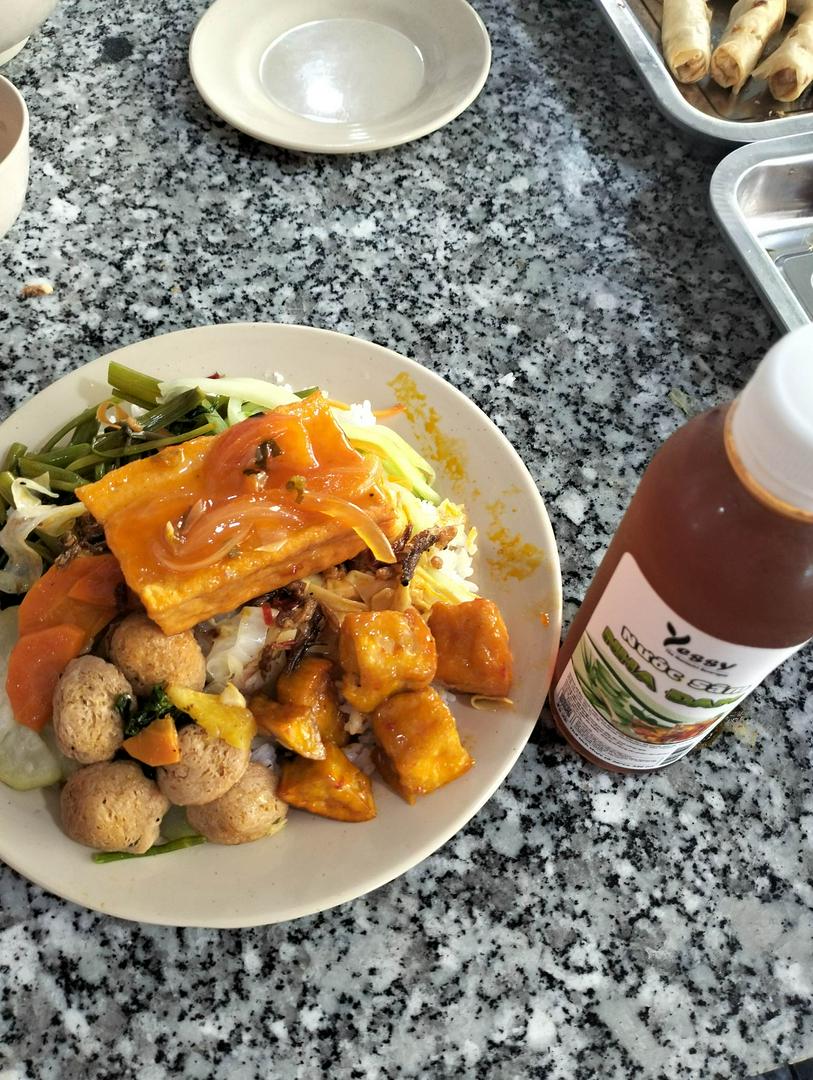 com-thap-cam-au-hu-sot-ca-chua-pesi