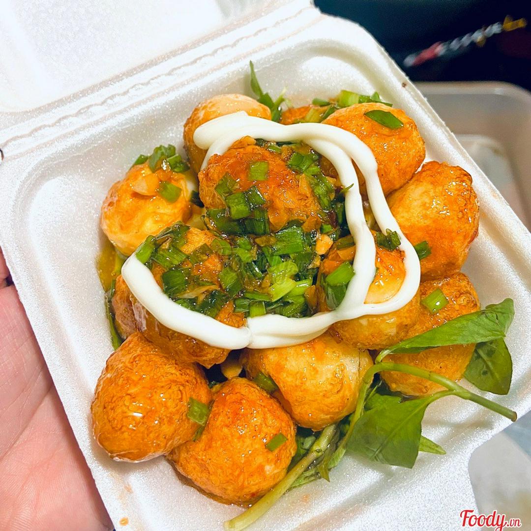 trung-cut-xao-mo-hanh-sot-mayonnaise