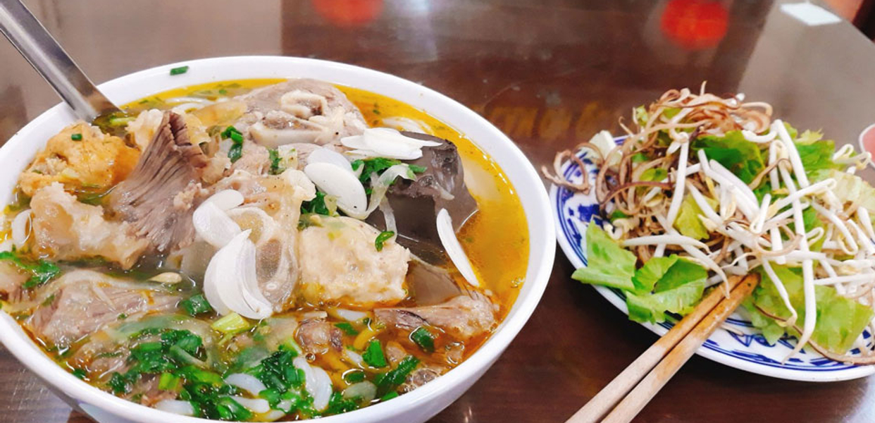 hong-ngoc-bun-bo-hue-cach-mang-thang-8