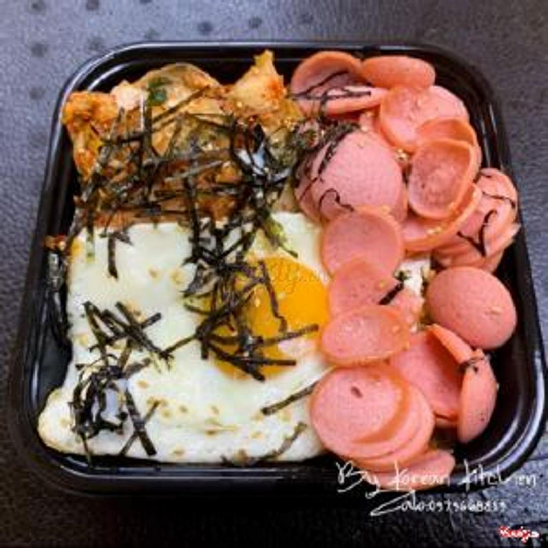 com-rang-kimchi-xuc-xich-trung-chien