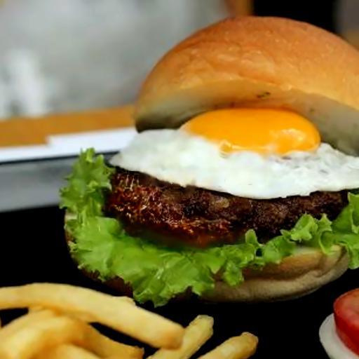 hamburger-bo-nuong-op-la