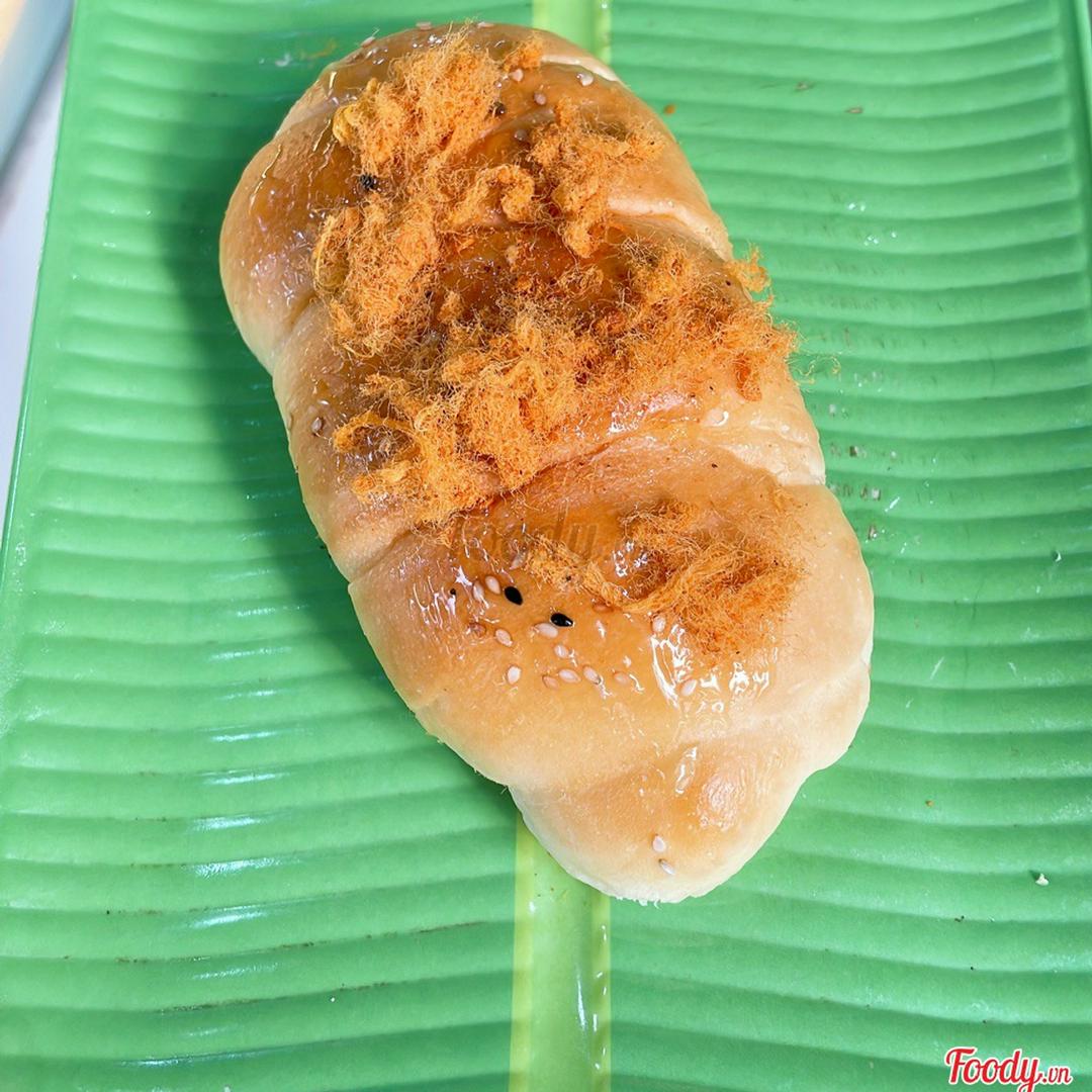 banh-mi-cuon-xuc-xich