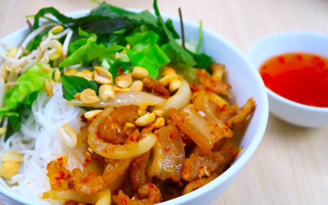 bun-rieu-bun-thit-xao-le-van-sy