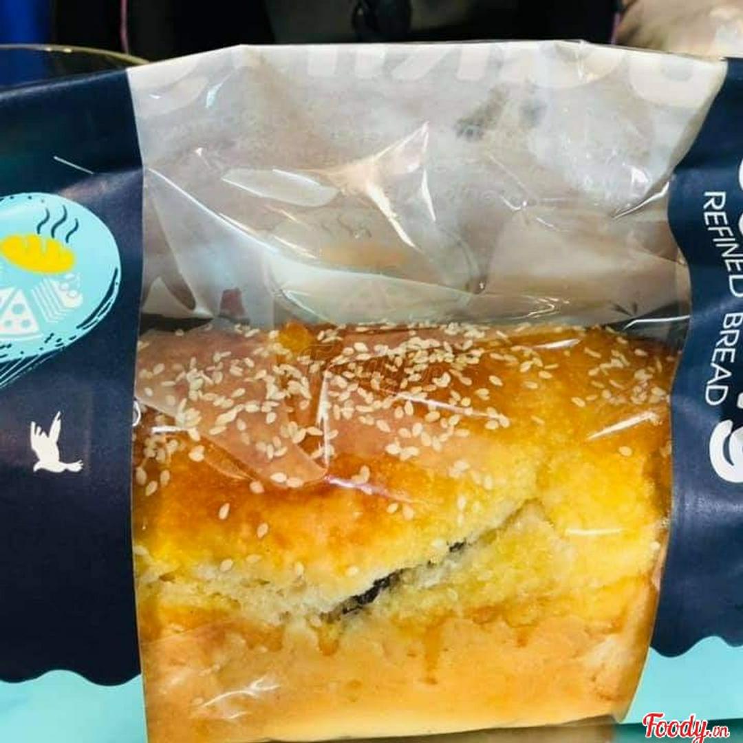 banh-mi-hoa-cuc-nho-dua