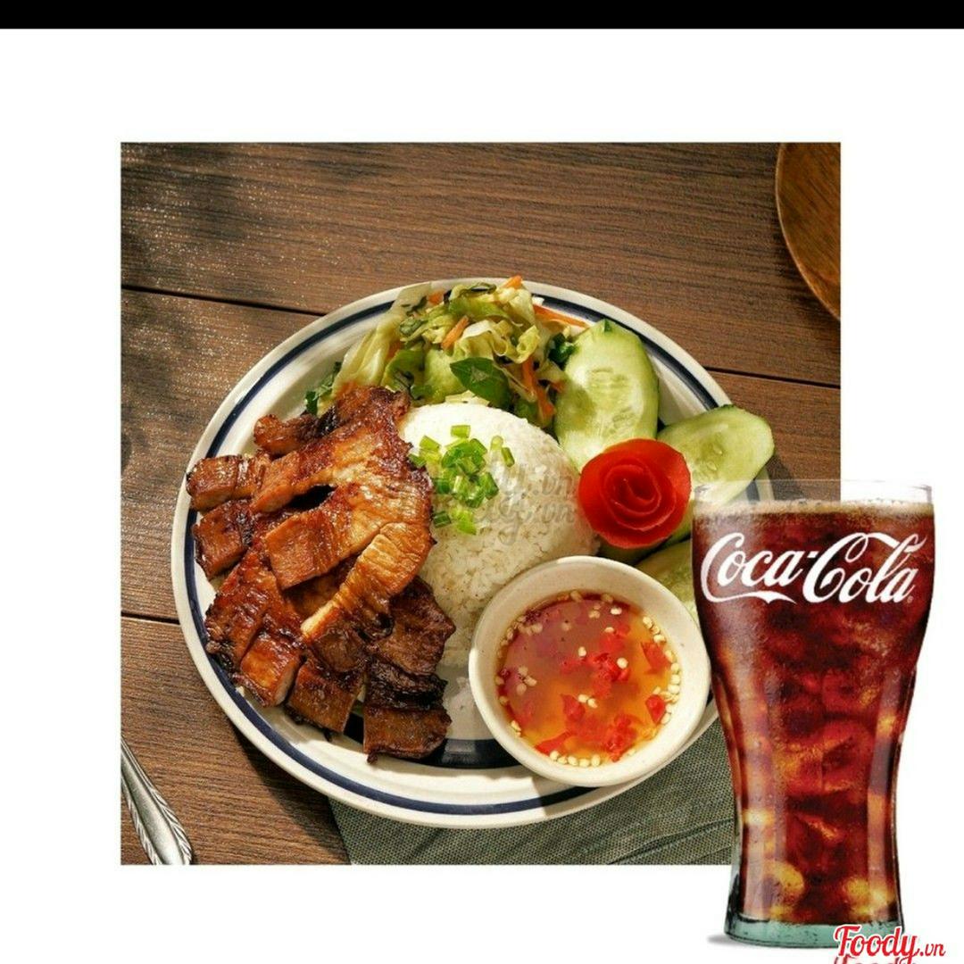 com-tam-thit-ba-chi-rang-chay-canh-trung-cuon-tang-tra-chanh