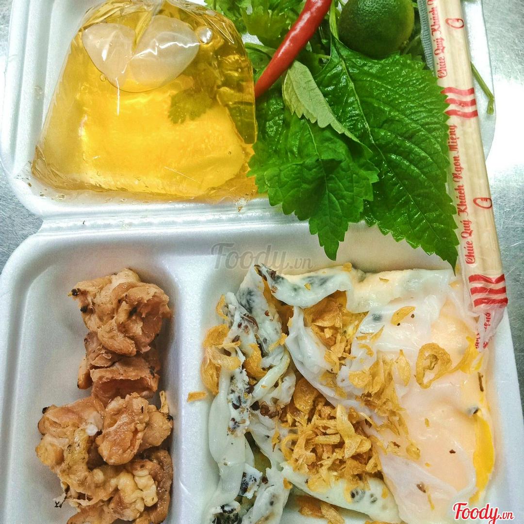 banh-cuon-trung-nhan-thit-moc-nhi-nam-huong-thit-nuong